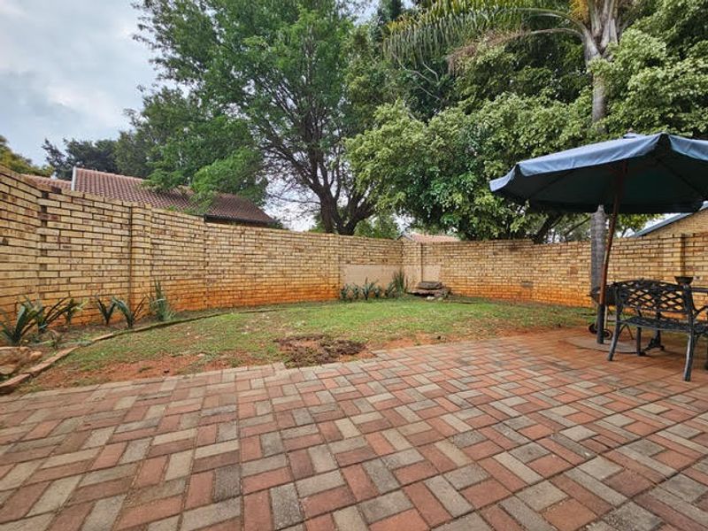 Beautiful Townhouse with neat garden in secure complex close to all main routes. - Photo 7