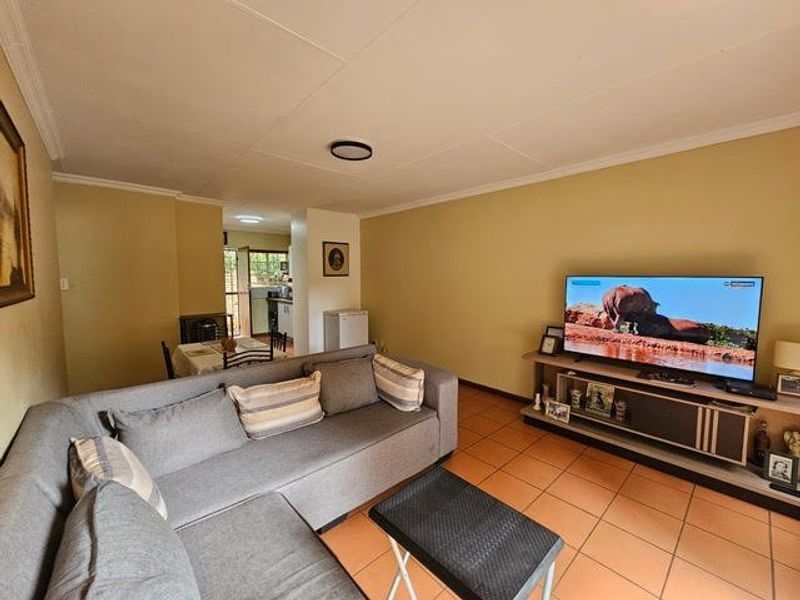 Beautiful Townhouse with neat garden in secure complex close to all main routes. - Photo 1