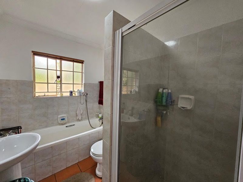 Beautiful Townhouse with neat garden in secure complex close to all main routes. - Photo 8
