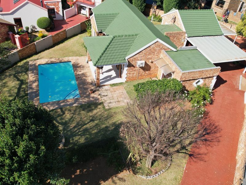 NEWLY RENOVATED FAMILY HOME – MOVE-IN READY WITH EXCEPTIONAL PARKING AND ENTERTAINMENT FEATURES - Photo 7