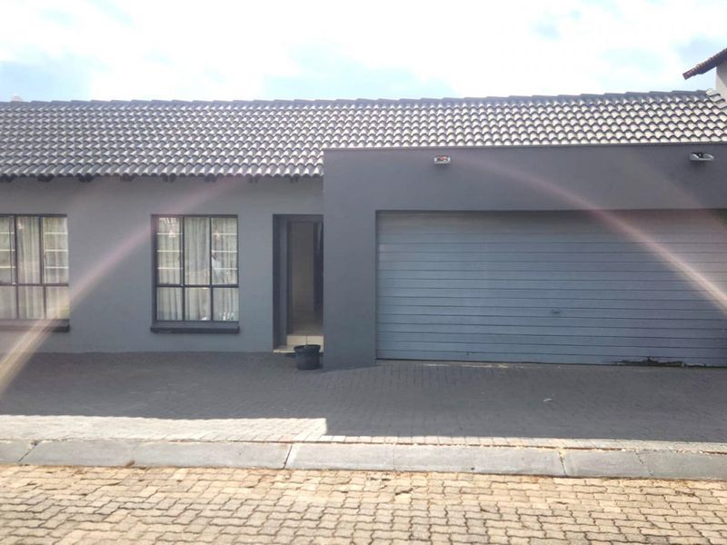 3 Bedroom, 2 Bathroom home in Boardwalk Villas, Olympus, Pretoria East-priced to sell - Photo 1