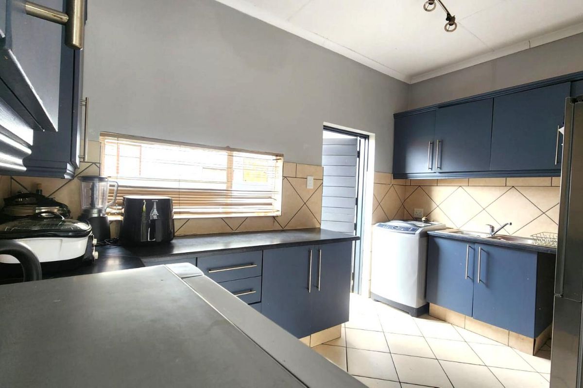3 Bedroom, 2 Bathroom home in Boardwalk Villas, Olympus, Pretoria East-priced to sell - Photo 4