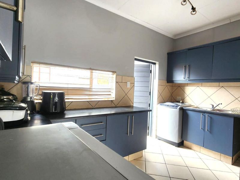 3 Bedroom, 2 Bathroom home in Boardwalk Villas, Olympus, Pretoria East-priced to sell - Photo 4
