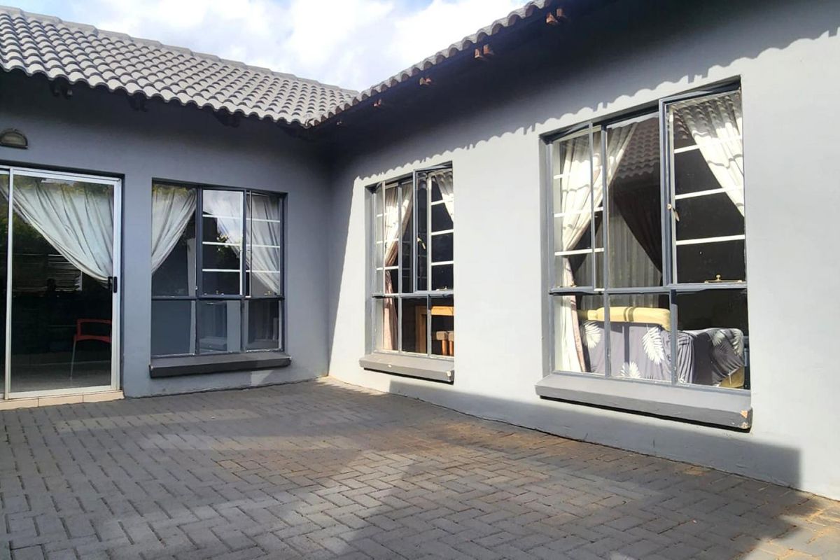 3 Bedroom, 2 Bathroom home in Boardwalk Villas, Olympus, Pretoria East-priced to sell - Photo 2