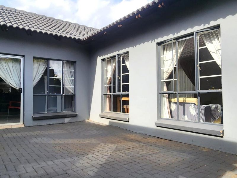 3 Bedroom, 2 Bathroom home in Boardwalk Villas, Olympus, Pretoria East-priced to sell - Photo 2