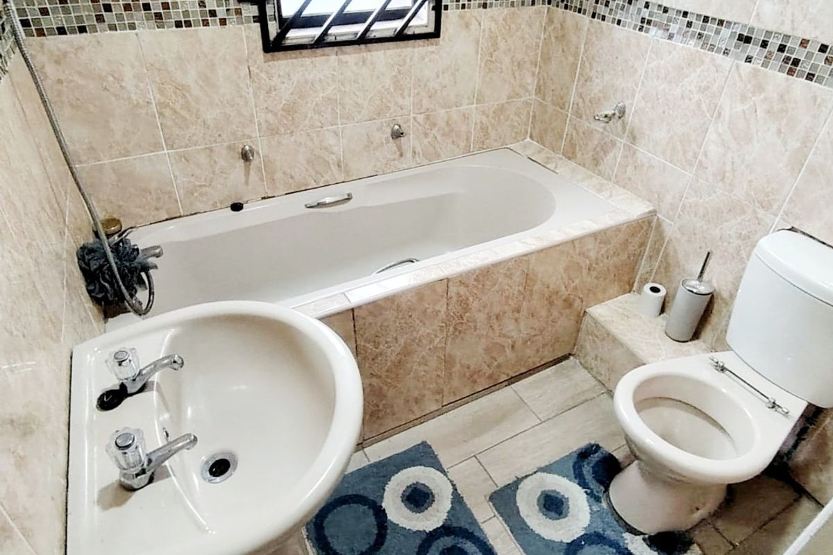 4 Bedroom House for Sale in Mdantsane  - Photo 4