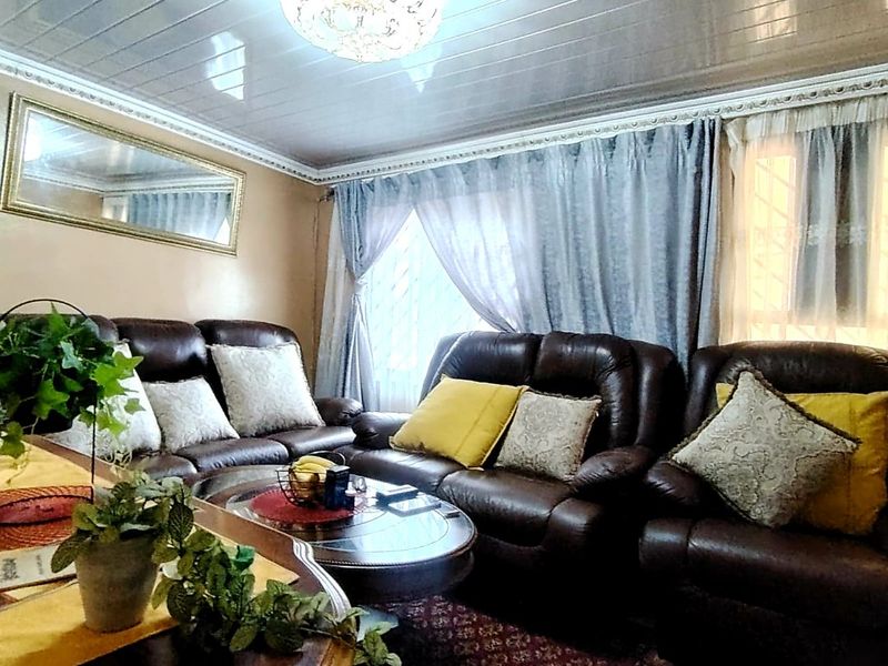 4 Bedroom House for Sale in Mdantsane  - Photo 3