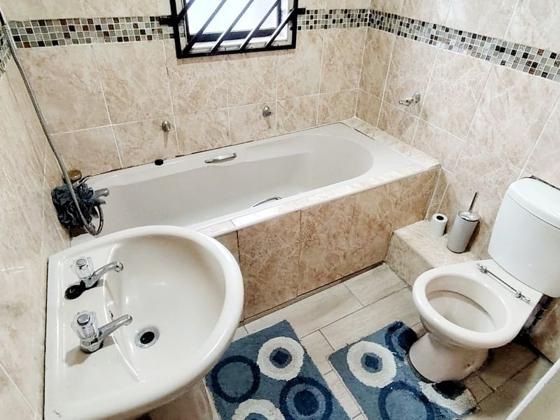 4 Bedroom House for Sale in Mdantsane  - Photo 4