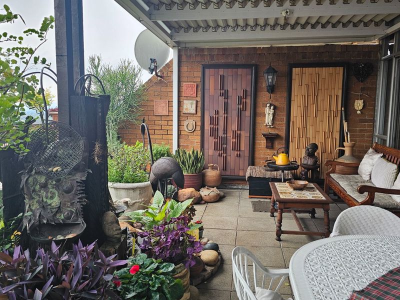 Panoramic Views Over Kensington – A Rare Gem with Exceptional City Views! - Photo 1