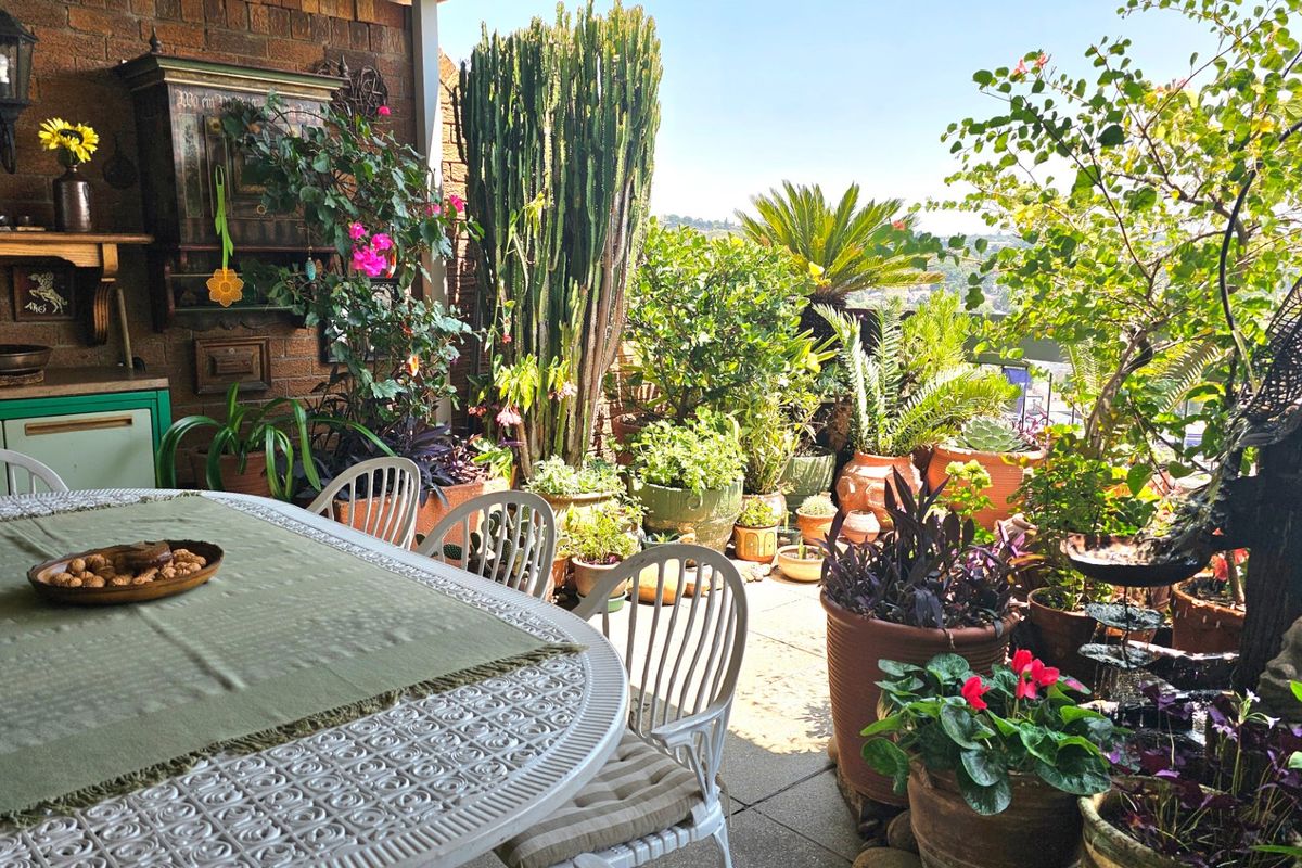 Panoramic Views Over Kensington – A Rare Gem with Exceptional City Views! - Photo 2