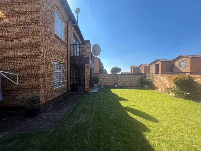 2 BEDROOM TOWNHOUSE IN HONEYDEW  - Photo 2