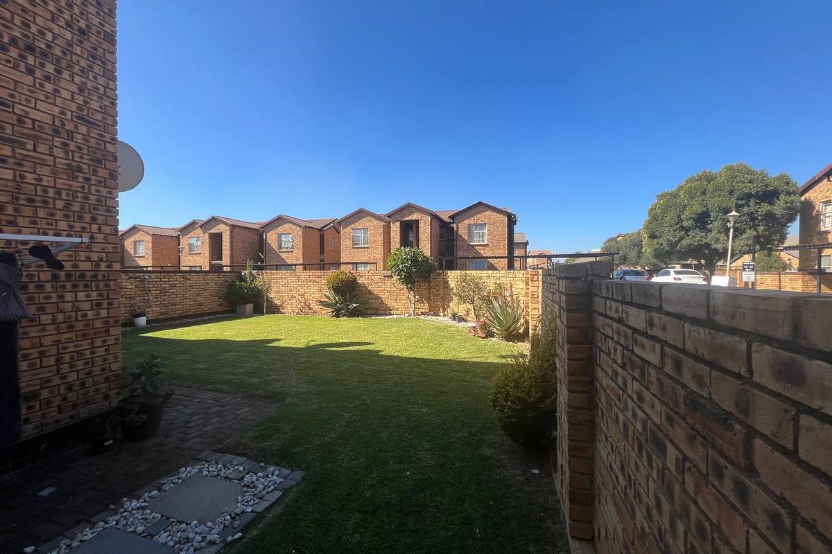 2 BEDROOM TOWNHOUSE IN HONEYDEW  - Photo 5