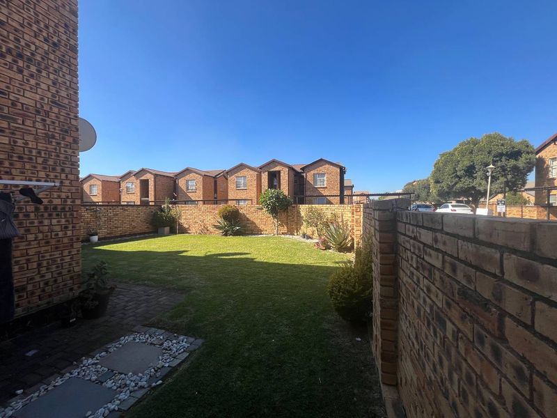 2 BEDROOM TOWNHOUSE IN HONEYDEW  - Photo 5