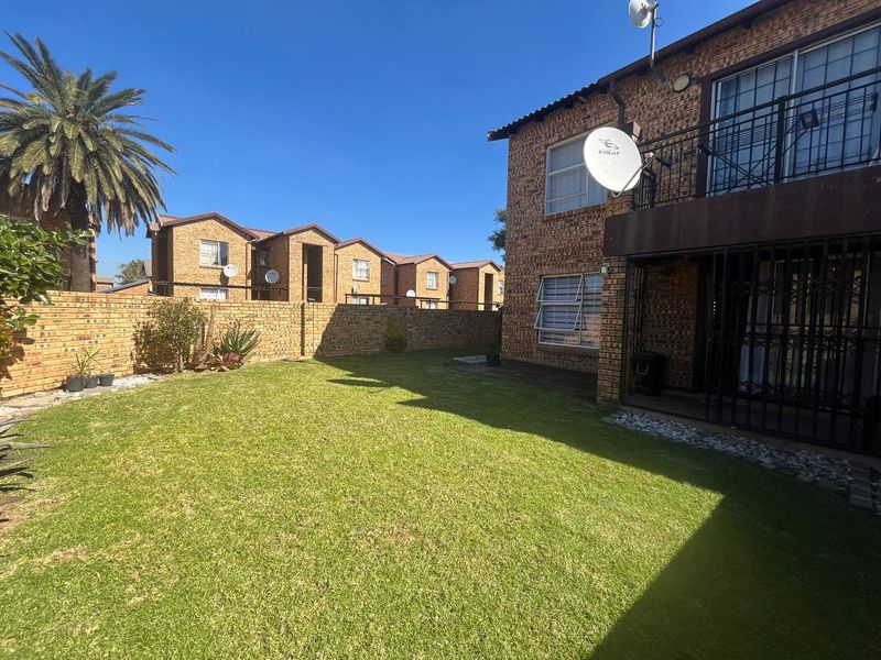 2 BEDROOM TOWNHOUSE IN HONEYDEW  - Photo 1
