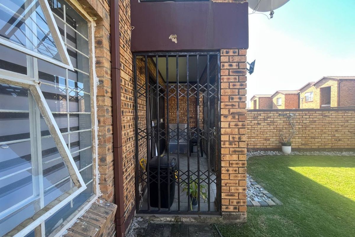 2 BEDROOM TOWNHOUSE IN HONEYDEW  - Photo 4