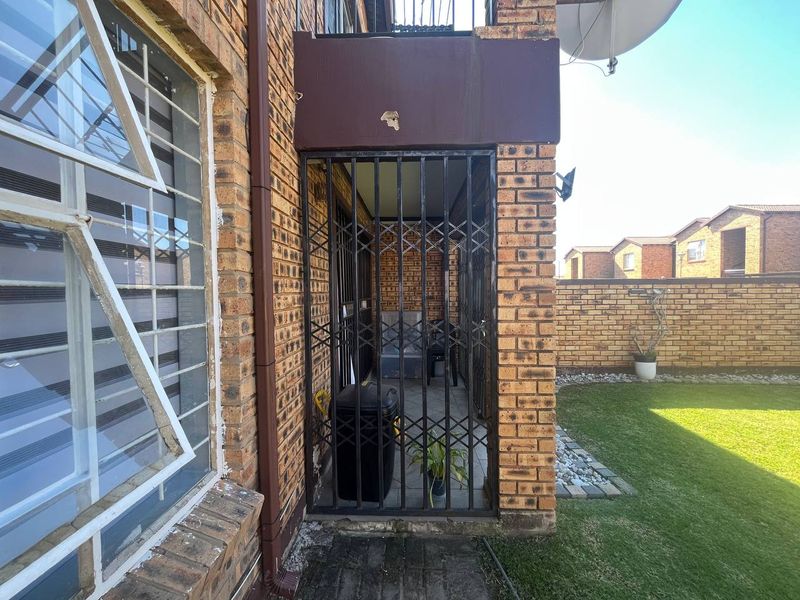 2 BEDROOM TOWNHOUSE IN HONEYDEW  - Photo 4