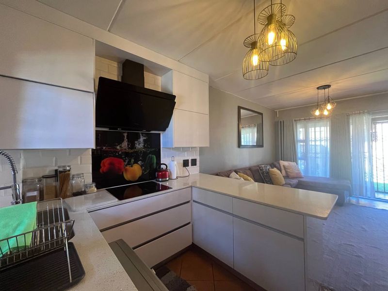 2 BEDROOM TOWNHOUSE IN HONEYDEW  - Photo 9