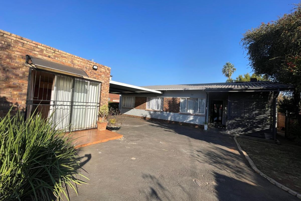 Stunning 3-Bedroom Family Home with Flatlet for Sale in Silverton  - Photo 3