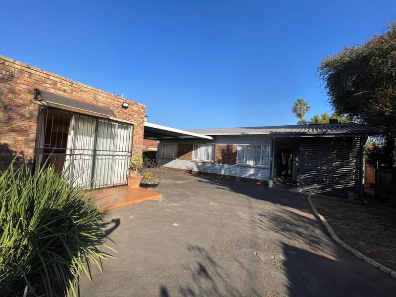 Stunning 3-Bedroom Family Home with Flatlet for Sale in Silverton  - Photo 3