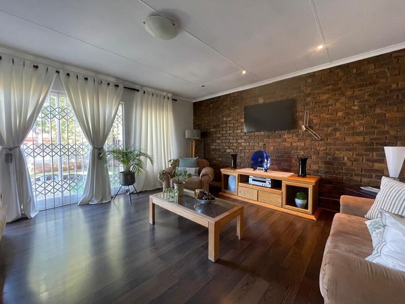 Stunning 3-Bedroom Family Home with Flatlet for Sale in Silverton  - Photo 10