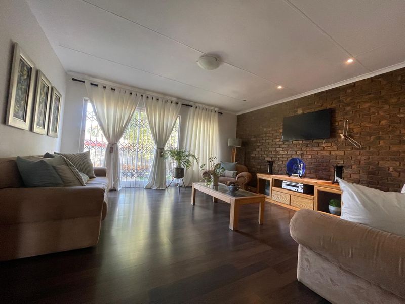 Stunning 3-Bedroom Family Home with Flatlet for Sale in Silverton  - Photo 9