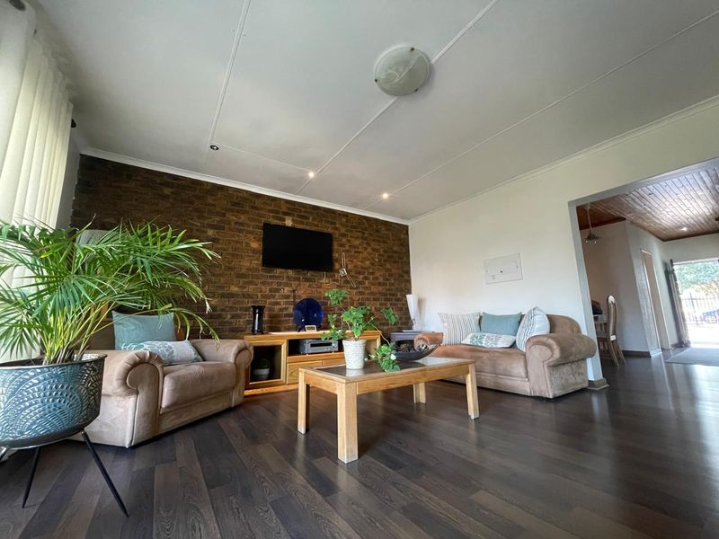 Stunning 3-Bedroom Family Home with Flatlet for Sale in Silverton  - Photo 8
