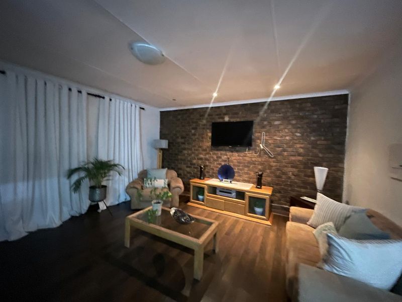 Stunning 3-Bedroom Family Home with Flatlet for Sale in Silverton  - Photo 7