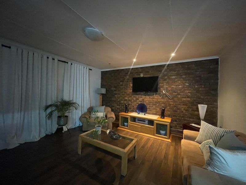 Stunning 3-Bedroom Family Home with Flatlet for Sale in Silverton  - Photo 6