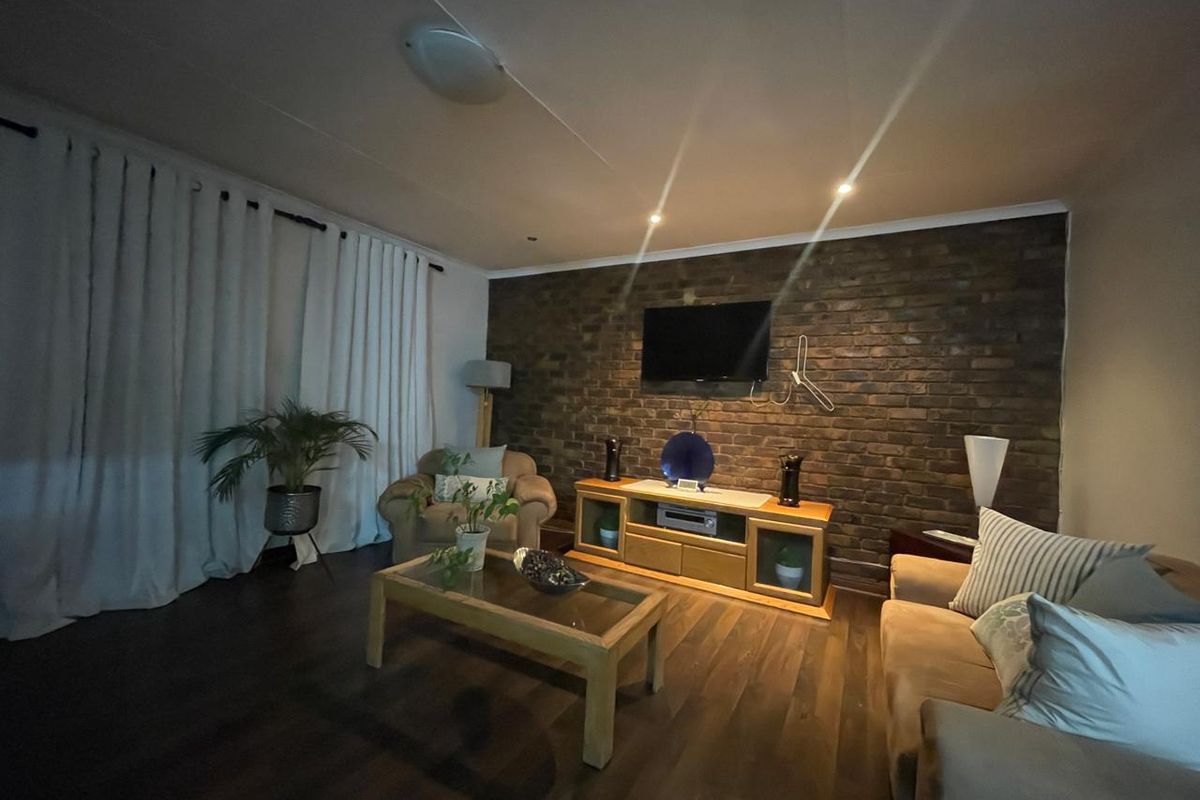 Stunning 3-Bedroom Family Home with Flatlet for Sale in Silverton  - Photo 5