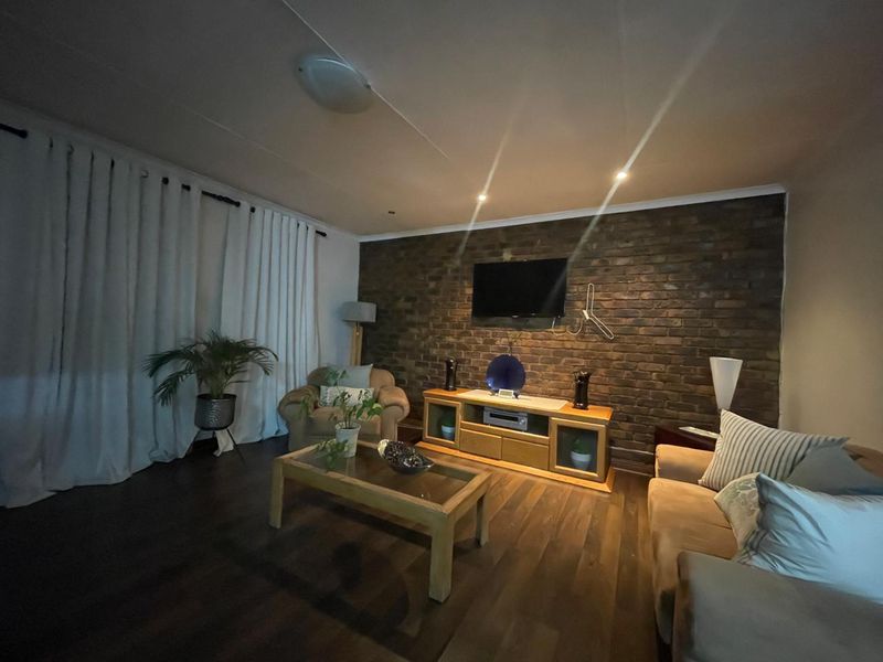 Stunning 3-Bedroom Family Home with Flatlet for Sale in Silverton  - Photo 5