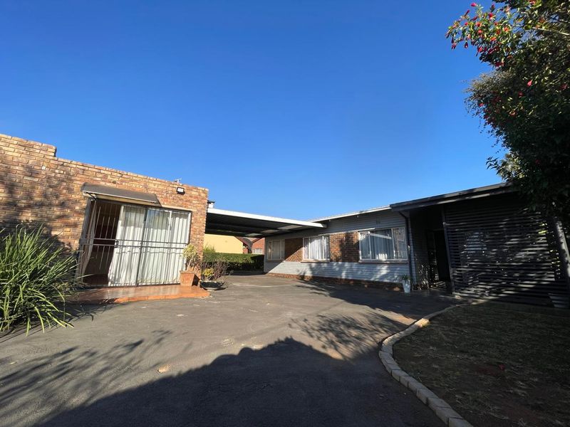 Stunning 3-Bedroom Family Home with Flatlet for Sale in Silverton  - Photo 1