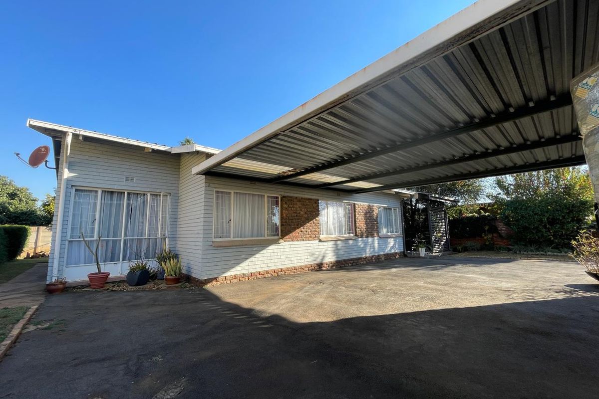 Stunning 3-Bedroom Family Home with Flatlet for Sale in Silverton  - Photo 4