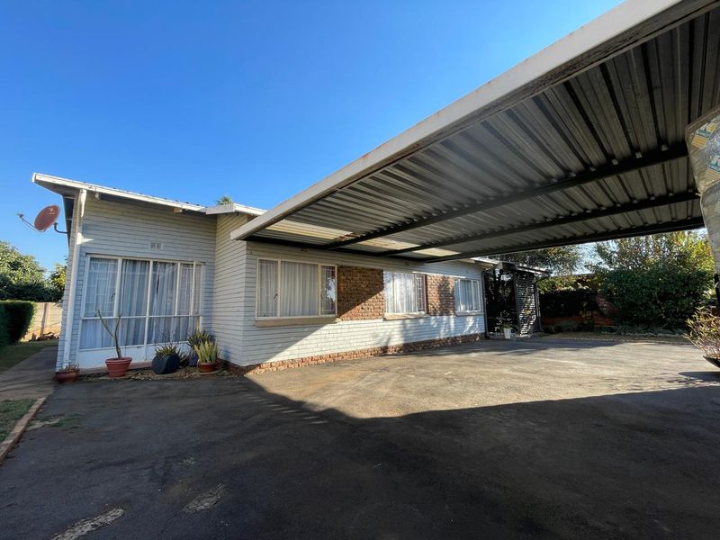 Stunning 3-Bedroom Family Home with Flatlet for Sale in Silverton  - Photo 4
