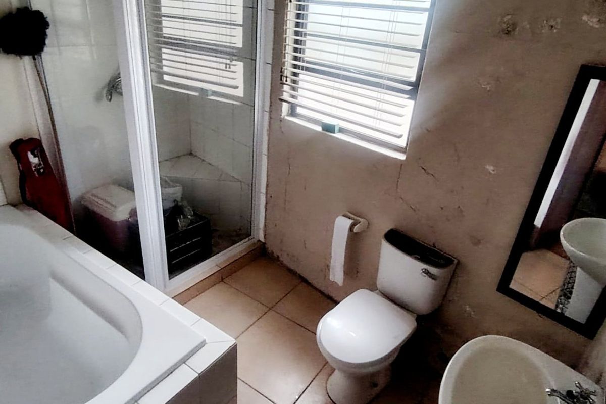 5 Bedroom House for Sale in Mdantsane nu3   - Photo 4