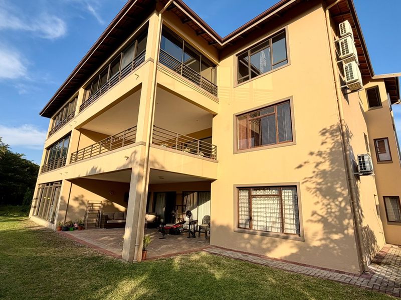 Stylish Estate Living With Beautiful Garden Views And Exceptional Lifestyle Amenities - Photo 1