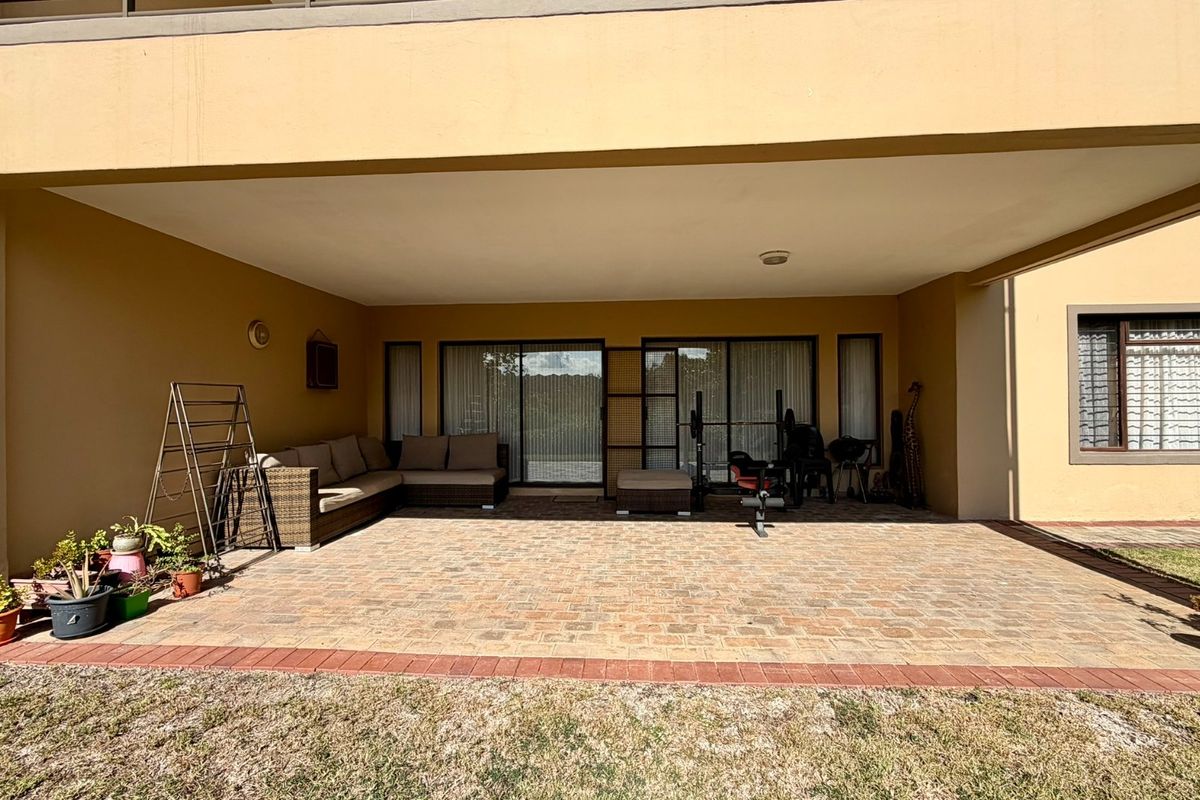 Stylish Estate Living With Beautiful Garden Views And Exceptional Lifestyle Amenities - Photo 3