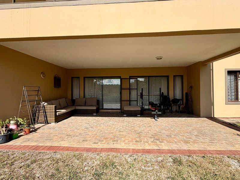 Stylish Estate Living With Beautiful Garden Views And Exceptional Lifestyle Amenities - Photo 3