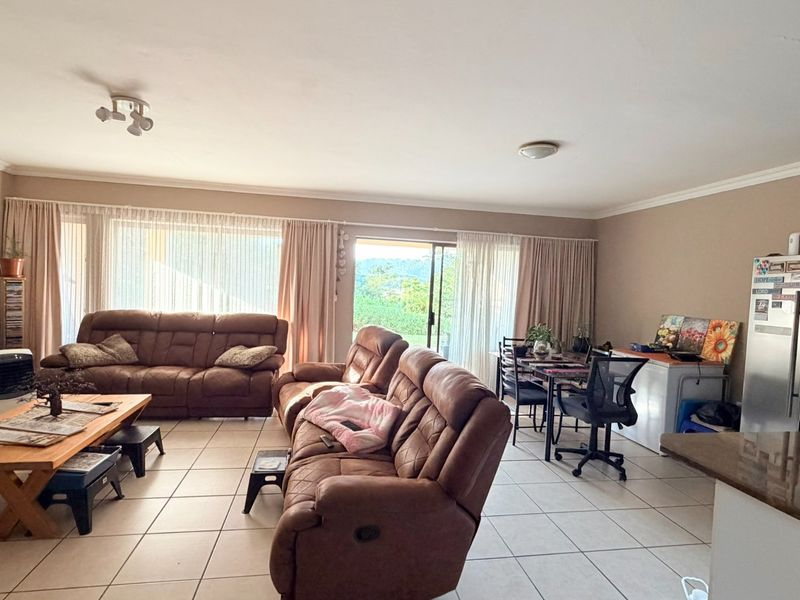 Stylish Estate Living With Beautiful Garden Views And Exceptional Lifestyle Amenities - Photo 9
