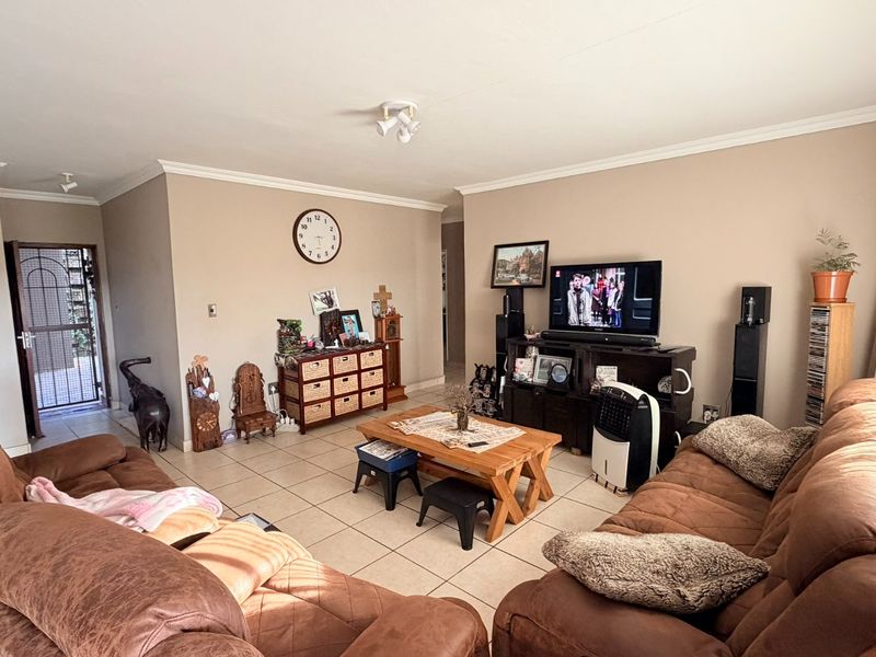 Stylish Estate Living With Beautiful Garden Views And Exceptional Lifestyle Amenities - Photo 7