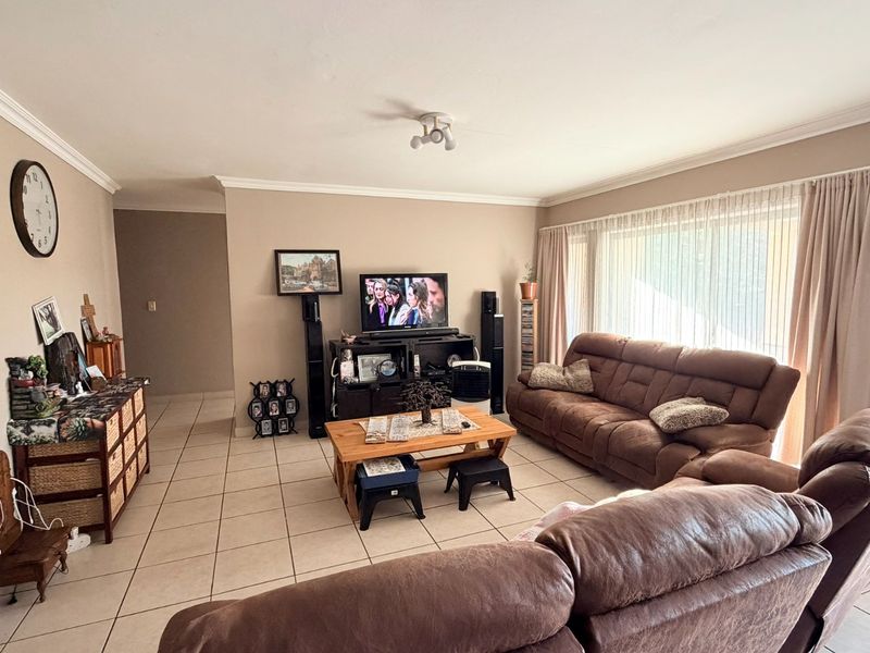 Stylish Estate Living With Beautiful Garden Views And Exceptional Lifestyle Amenities - Photo 8