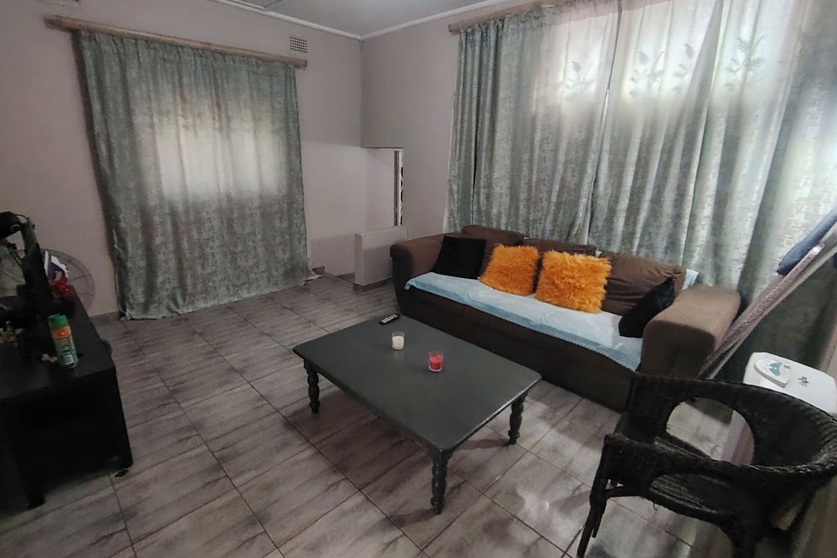 Stand alone house with open parking and own entrance and garden.  - Photo 4