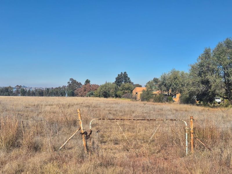 Spectacular Waterfront Escape with Panoramic Views - Photo 1
