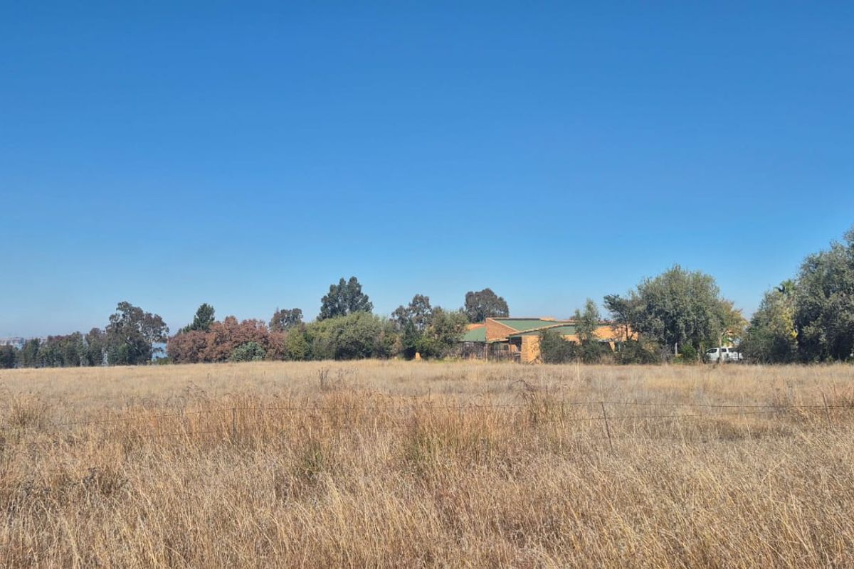 Spectacular Waterfront Escape with Panoramic Views - Photo 2