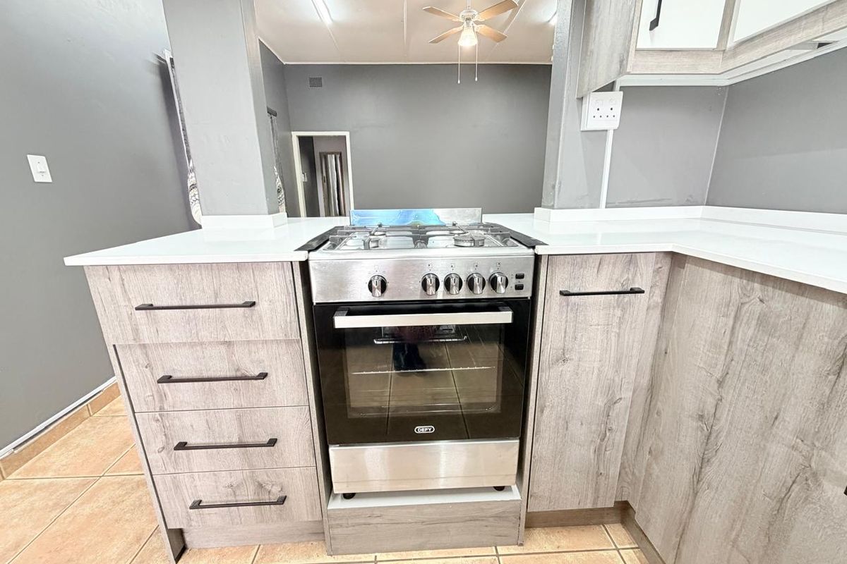 Modern 1 Bedroom Flat to Rent in Wilkeville, Klerksdorp - Photo 4