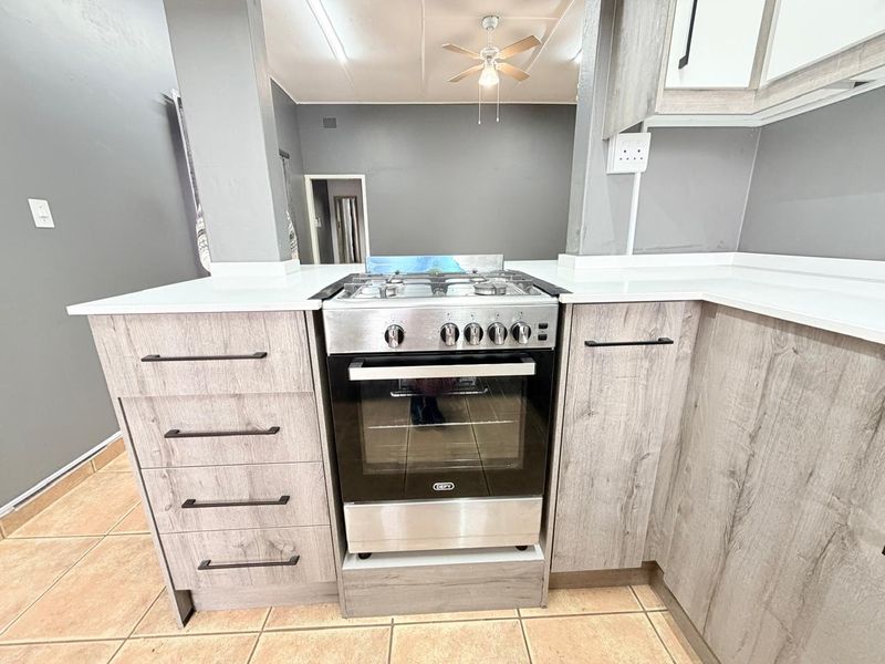 Modern 1 Bedroom Flat to Rent in Wilkeville, Klerksdorp - Photo 4