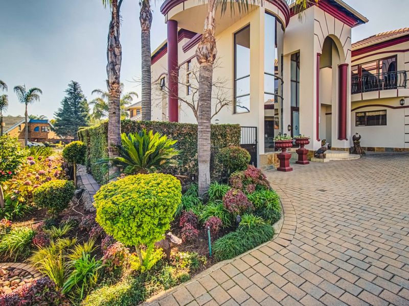 Experience the epitome of luxury living in this sensational family home ... - Photo 2