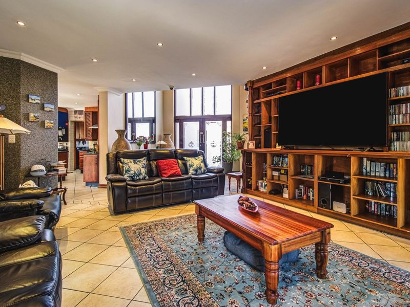 Experience the epitome of luxury living in this sensational family home ... - Photo 8