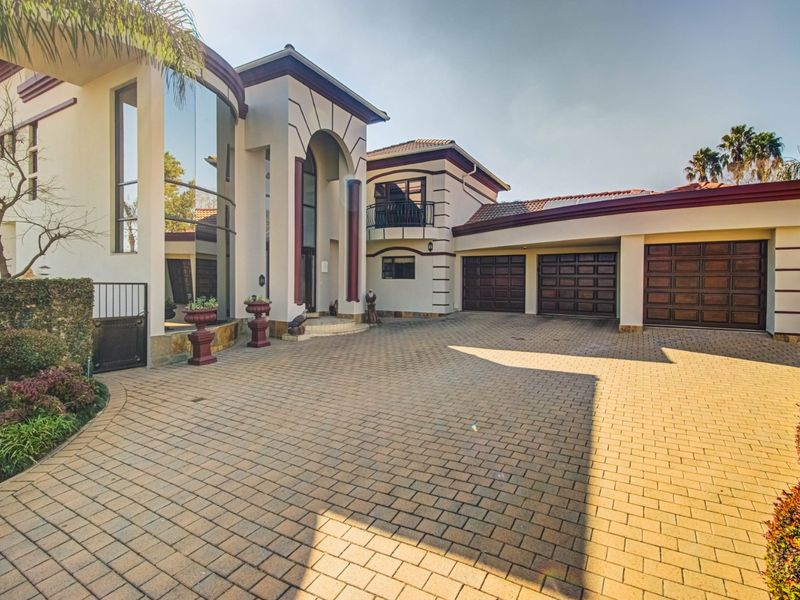 Experience the epitome of luxury living in this sensational family home ... - Photo 1