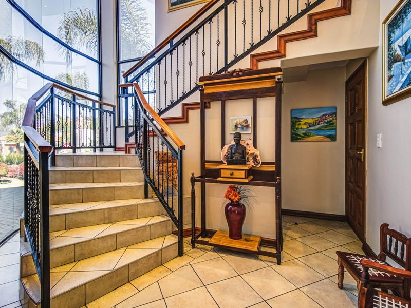 Experience the epitome of luxury living in this sensational family home ... - Photo 4