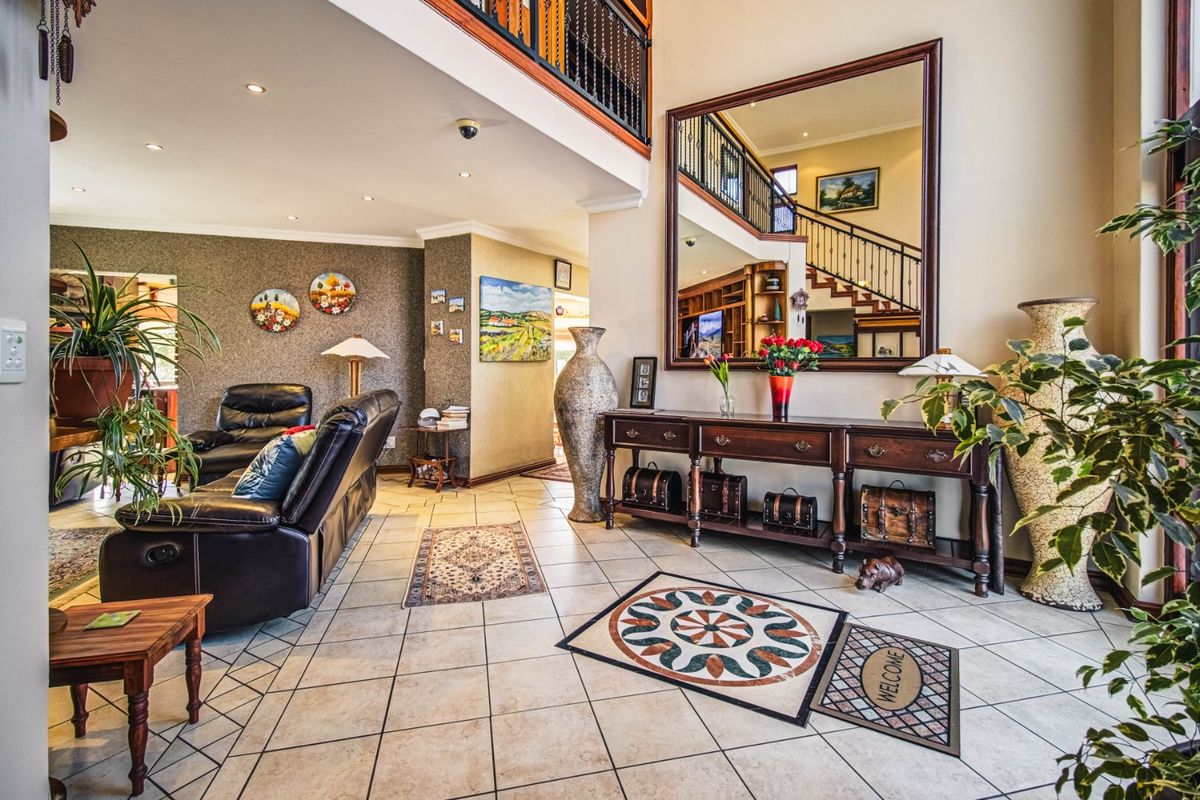 Experience the epitome of luxury living in this sensational family home ... - Photo 5